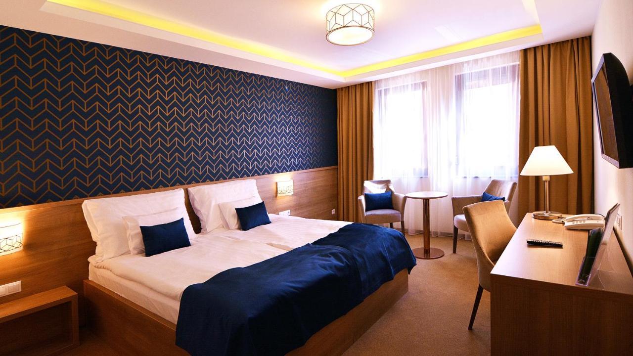 Hotel Villa Classica Pápa Exteriör bild