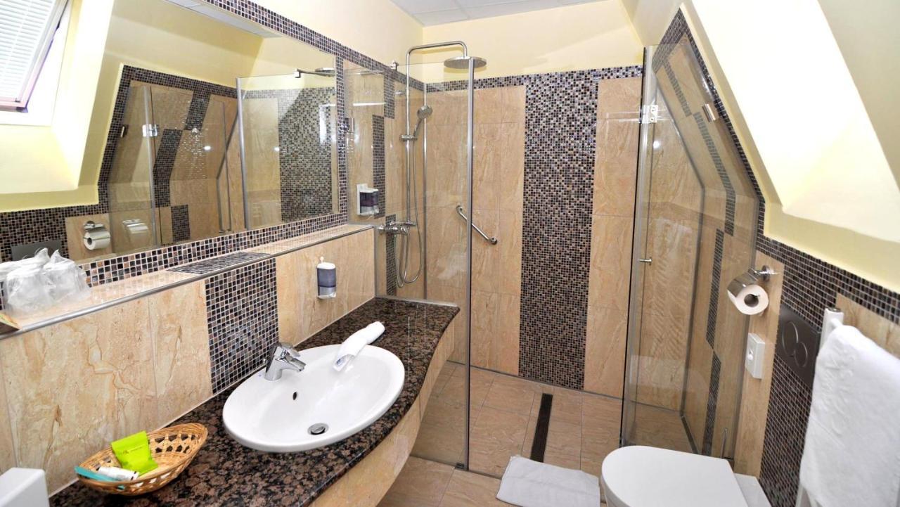 Hotel Villa Classica Pápa Exteriör bild