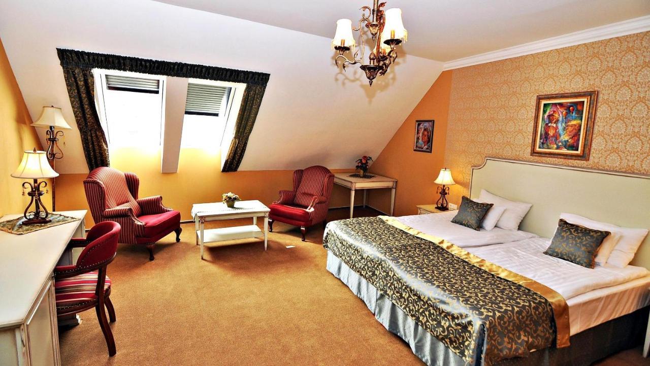 Hotel Villa Classica Pápa Exteriör bild