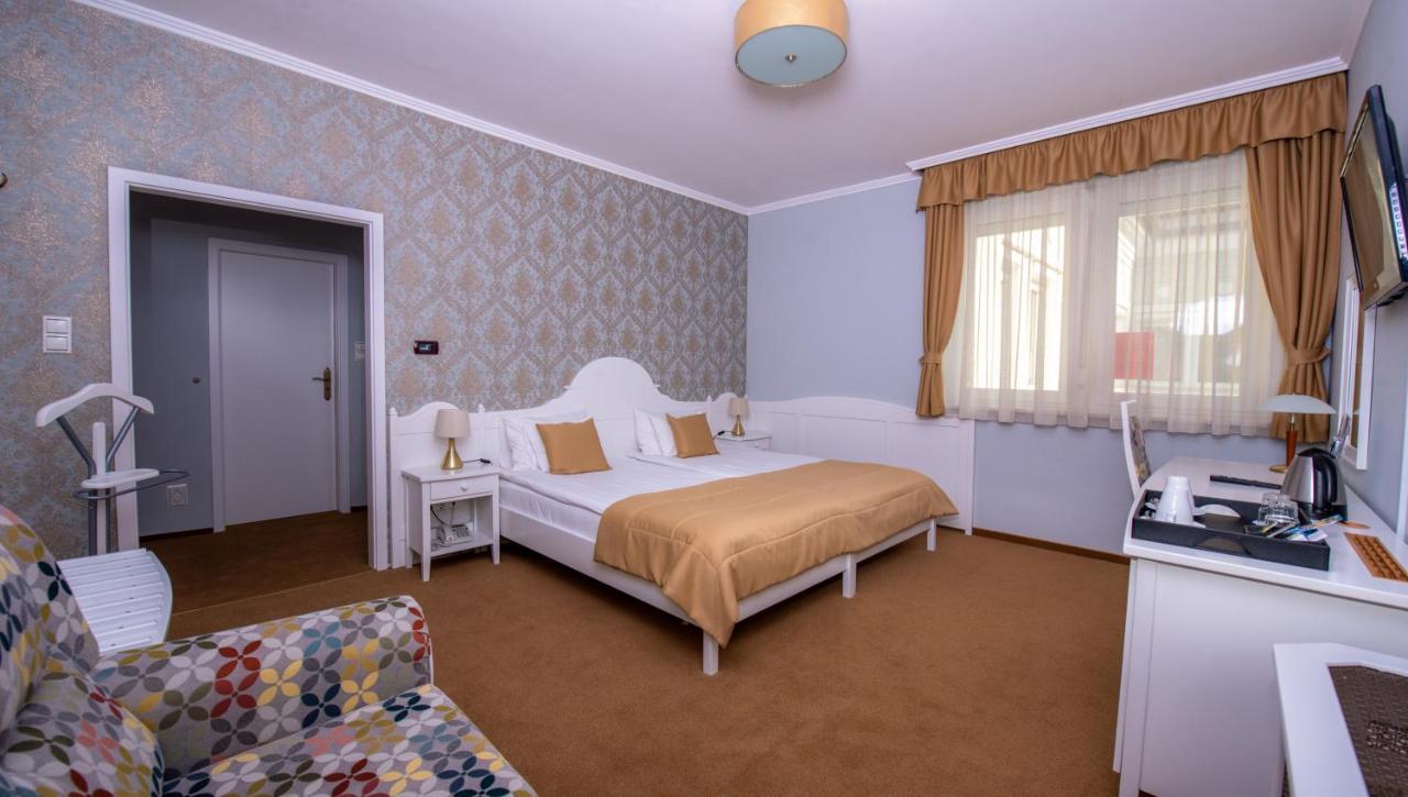 Hotel Villa Classica Pápa Exteriör bild