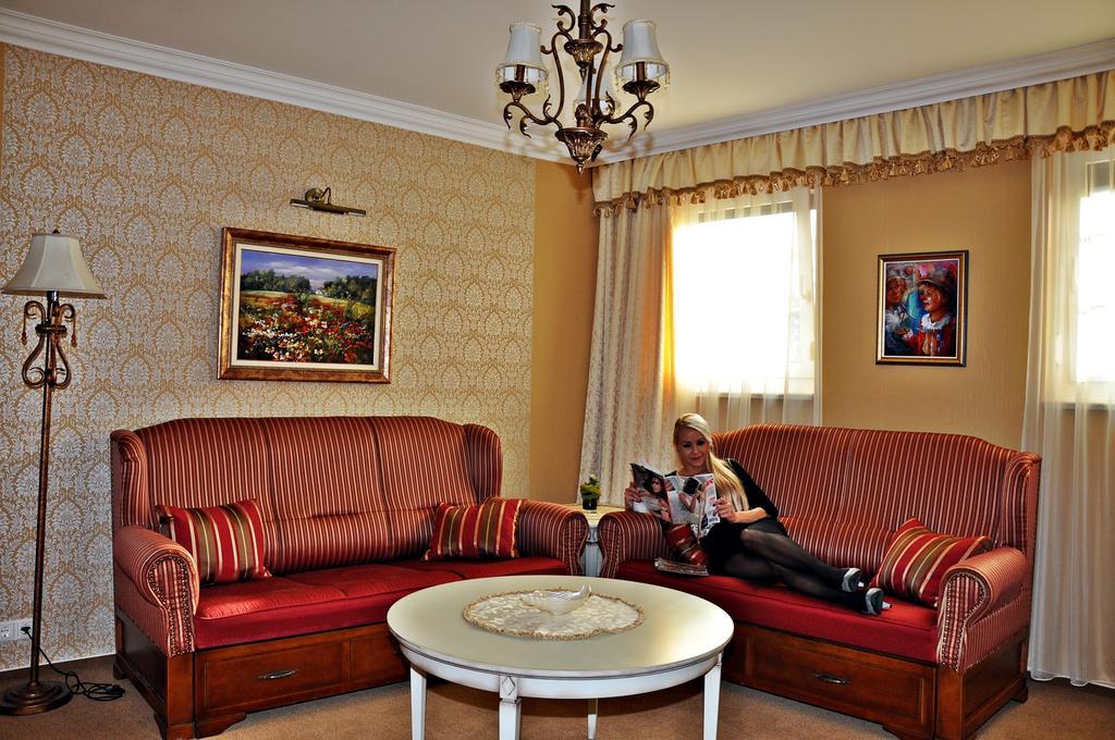 Hotel Villa Classica Pápa Exteriör bild