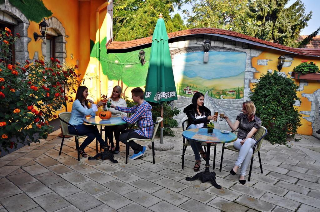 Hotel Villa Classica Pápa Exteriör bild