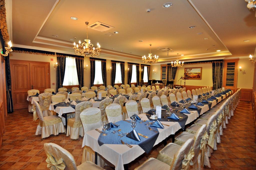 Hotel Villa Classica Pápa Exteriör bild