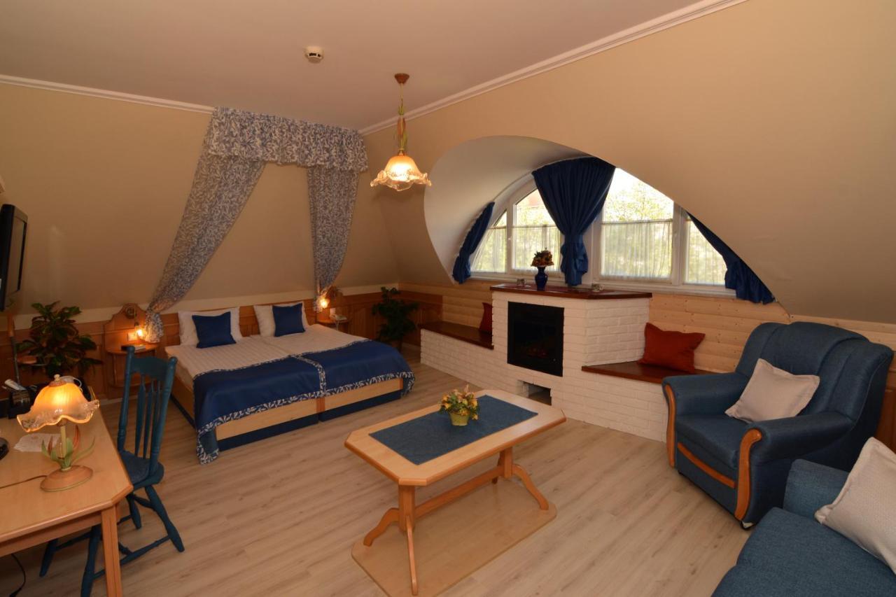 Hotel Villa Classica Pápa Exteriör bild