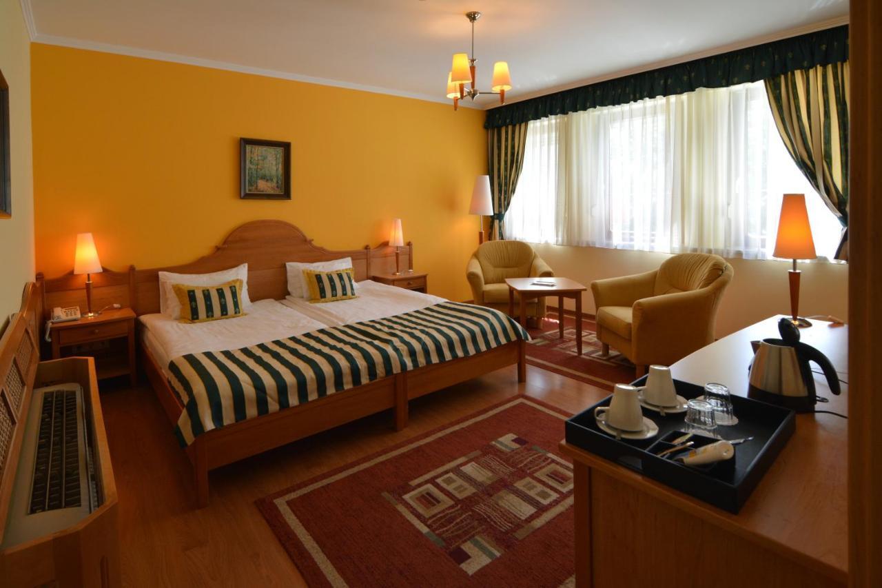 Hotel Villa Classica Pápa Exteriör bild